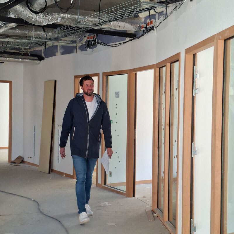 eric-charge-operation-visite-chantier-construction-fougeres-habitat-travaux