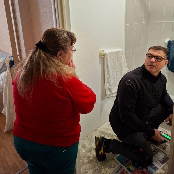 portrait-fabrice-technicien-maintenance-renovation-salle-de-bains-fougeres-habitat