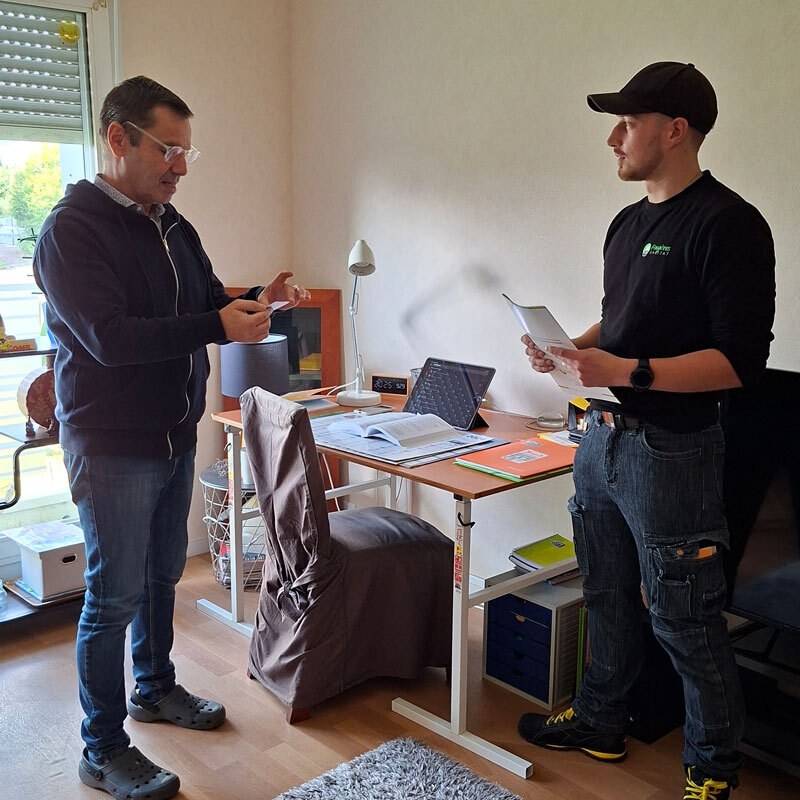 portrait-kevin-gardien-immeuble-fougeres-habitat