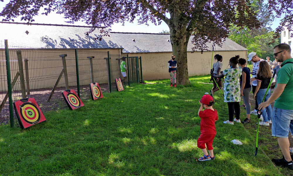 tir-a-l-arc-les-jeunes-enfants-la-caravane-des-sports-fougeres-habitat